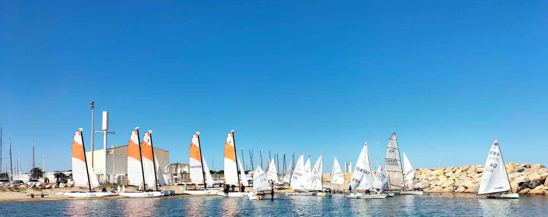 bateaux a voile sur l'eau
