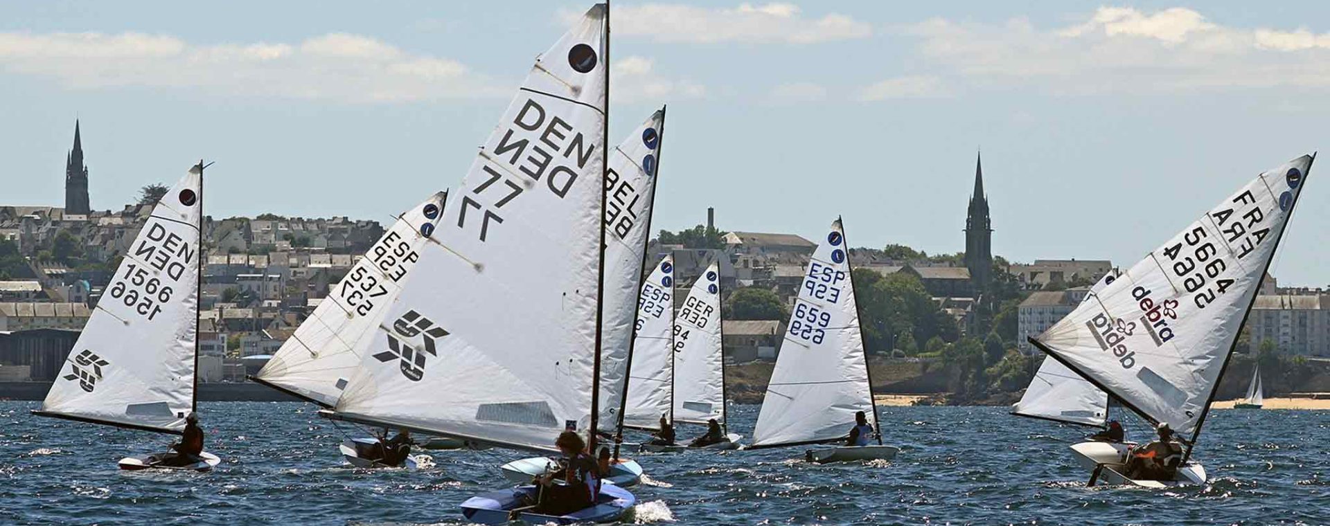 bateaux a voile sur l'eau
