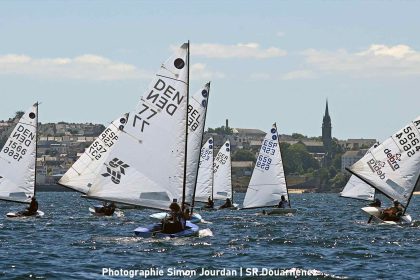 bateaux a voile sur l'eau